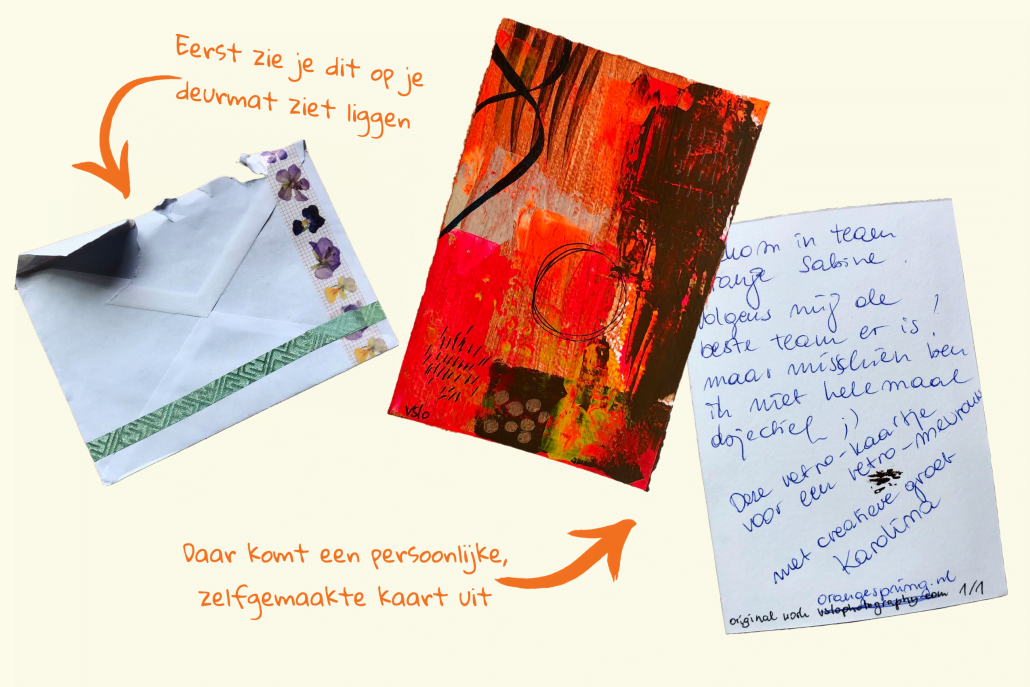 Envelop met een iets scheef geplakte vrolijke plakbandjes erop. Pijltje met tekst erbij: Eerst zie je dit op je deurmat liggen. Daarnaast een rood/oranje kunstkaart en de achterzijde met een persoonlijk handgeschreven tekst erop. Pijltje dat daarnaar wijst met daarnaast de tekst: Daar komt een persoonlijke, handemaakte kaart uit.