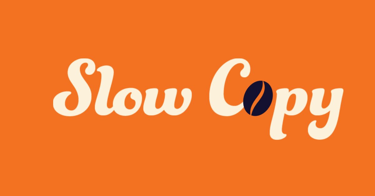 De woorden 'Slow Copy', wit op een oranje achtergrond. De o in 'copy' is een zwarte koffieboon.