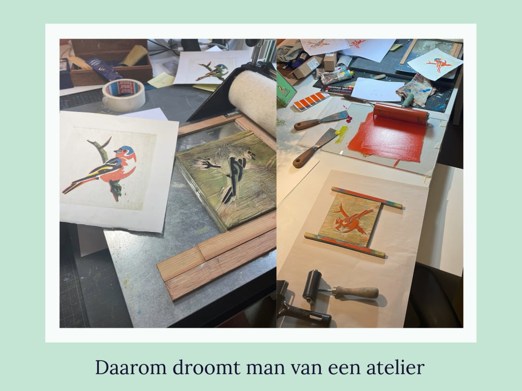 2 foto's van een bureau vol met spullen, waaronder een drukpers, houtsnede, verfroller, glasplaat met rode verf. Bijschrift: Daarom droomt man van een atelier