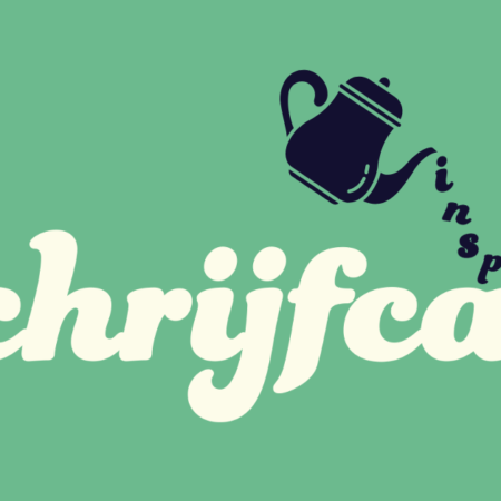 Het woord 'Schrijfcafé'. Daarboven een pictogram van een koffiekan die letters schenkt. Die letters vormen het woord 'inspireren'.