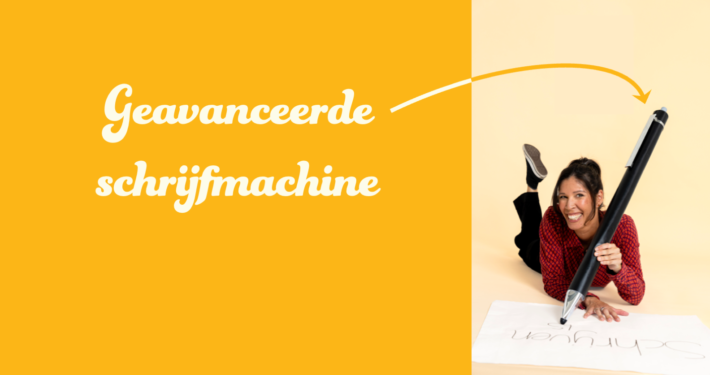 Foto van Sabine liggend op de grond. Ze schrijft met een mega pen op een blad: schrijven is.... Bijschrift: Geavanceerde schrijfmachine. Een pijl wijst naar de grote pen.